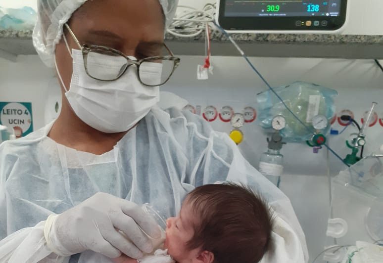 <strong>Hospital Estadual Centro-Norte Goiano utiliza método do copinho para amamentação de recém-nascidos</strong>