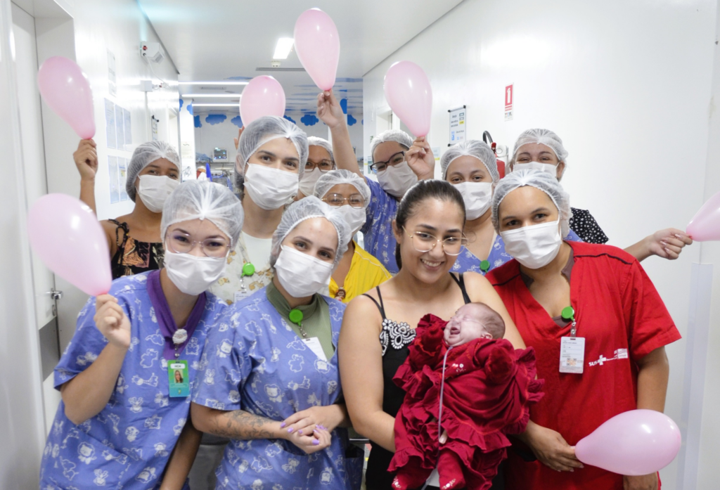 Ana Beatriz agradece a equipe do Hospital Estadual do Centro-Norte Goiano - HCN pela atenção e carinho durante a internação de sua filha Mariana na UTI Neonatal, comemorando a alta às vésperas do Dia das Mães.