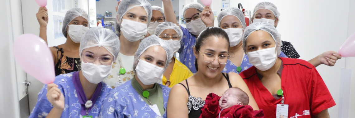 Ana Beatriz agradece a equipe do Hospital Estadual do Centro-Norte Goiano - HCN pela atenção e carinho durante a internação de sua filha Mariana na UTI Neonatal, comemorando a alta às vésperas do Dia das Mães.
