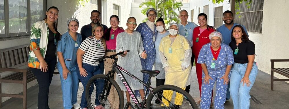 Rony Alves, de 13 anos, realiza seu sonho de ter uma bicicleta ao deixar a UTI Pediátrica do HCN - Hospital Estadual do Centro-Norte Goiano.