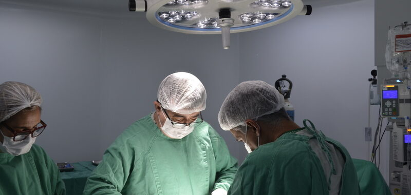 Imagem da equipe médica realizando captação de órgãos no Hospital Estadual do Centro-Norte Goiano (HCN). Unidade gerida pelo Instituto de Medicina, Estudos e Desenvolvimento (IMED)