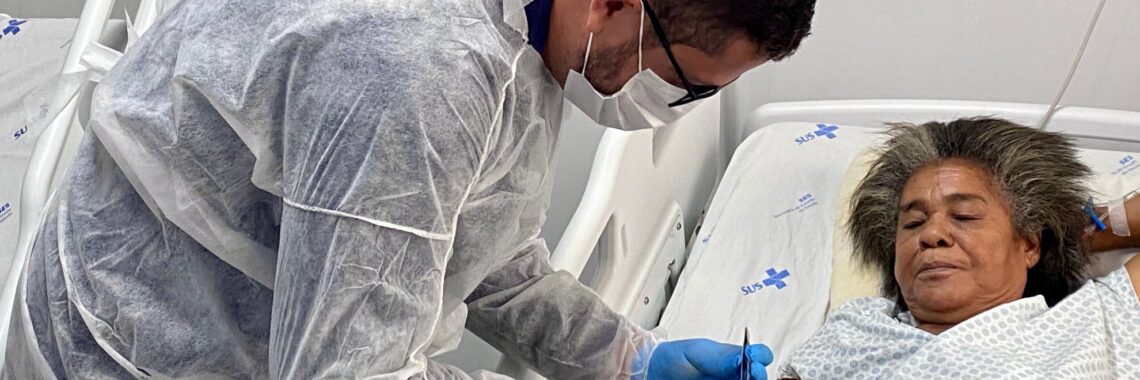 Enfermeiro estomaterapeuta do Hospital Estadual do Centro-Norte Goiano (HCN) cuidando de feridas em paciente diabético.