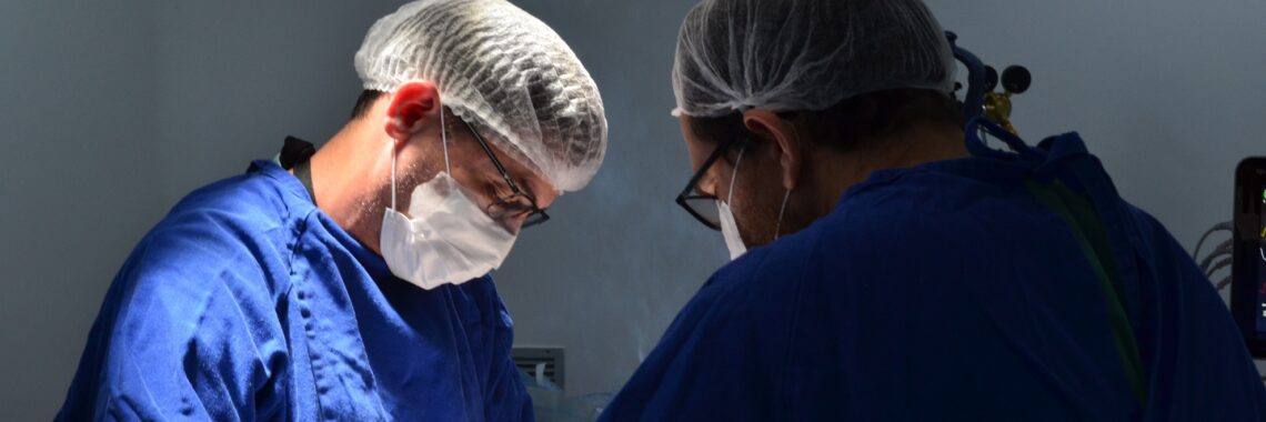 Equipe médica do Hospital Estadual do Centro-Norte Goiano (HCN) durante a captação de órgãos, simbolizando a esperança e a solidariedade na doação de órgãos.