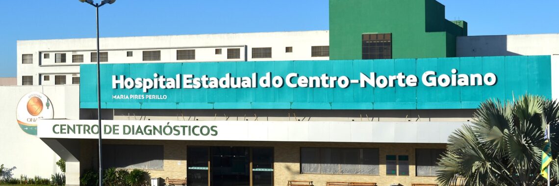 Fachada do Hospital Estadual do Centro-Norte Goiano HCN em Uruaçu iluminada em verde e amarelo para as campanhas de conscientização sobre câncer de cabeça e pescoço e hepatites virais.