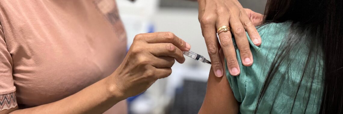 O Hospital Estadual do Centro-Norte Goiano (HCN) em Uruaçu promoveu uma campanha de vacinação, imunizando mais de 200 profissionais da saúde contra a Influenza e outras doenças, garantindo segurança a todos.